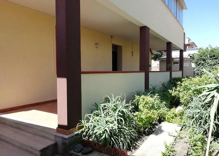 Maison Du Soleil * אגנונה באגני